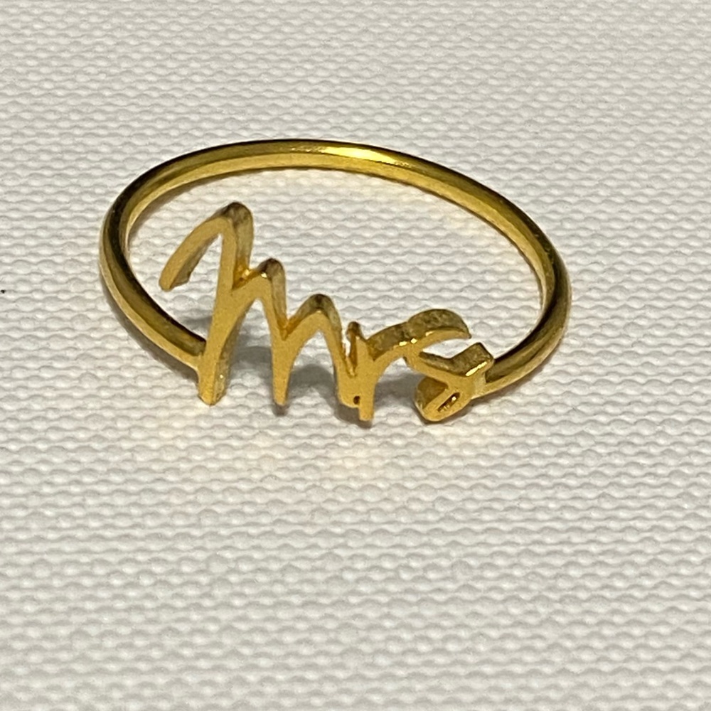 New! Mrs Ring, gold. Size 7.5